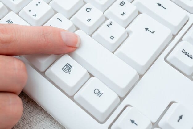 Close-up of a computer screen showing the FAFSA website, with a hand pointing to the 
