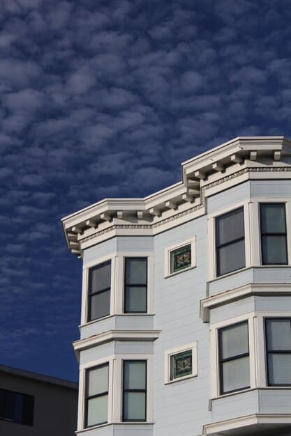 US Housing Market 2025: Expert Forecasts & Interest Rate Impact